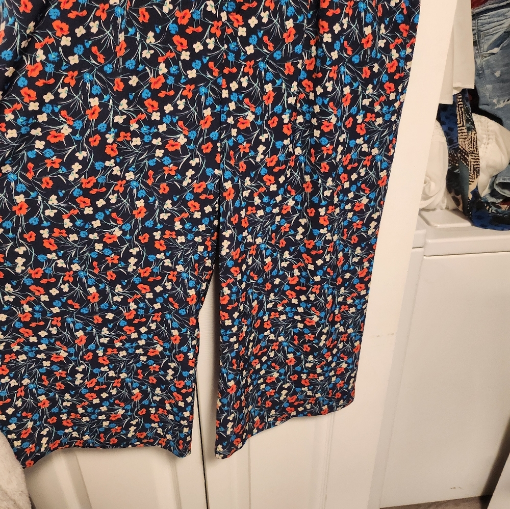 ATTENTION FLORAL CAPRI PANTS WITH POCKETS AND HAVE TO PUT A BELT TOO. - Picture 6 of 17